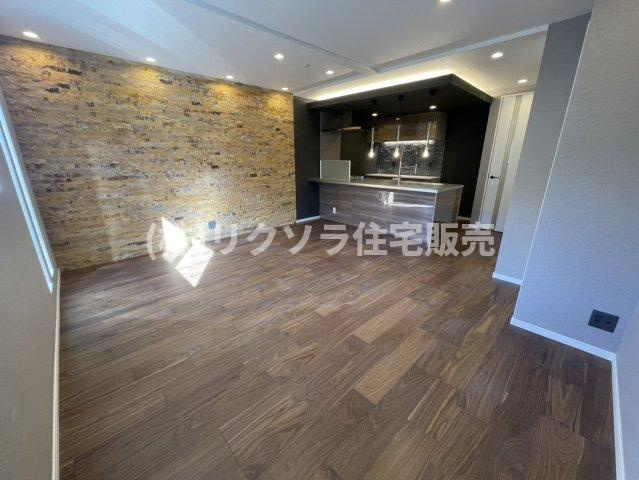 松丘町　中古一戸建ての居間・リビング|LDK15.25帖
■物件内覧・資金計画相談・住宅ローン相談、リフォーム相談、お問合せ受付中■
※当日・翌日のご内覧、ご相談はお電話でのお問合せがスムーズです！