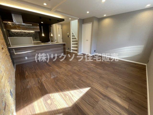 松丘町　中古一戸建ての居間・リビング|LDK15.25帖
■物件内覧・資金計画相談・住宅ローン相談、リフォーム相談、お問合せ受付中■
※当日・翌日のご内覧、ご相談はお電話でのお問合せがスムーズです！