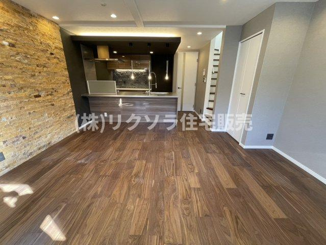 松丘町　中古一戸建ての居間・リビング|LDK15.25帖
■物件内覧・資金計画相談・住宅ローン相談、リフォーム相談、お問合せ受付中■
※当日・翌日のご内覧、ご相談はお電話でのお問合せがスムーズです！