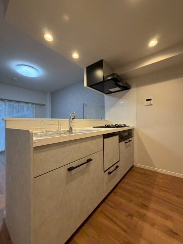 京町ビルのキッチン|コンパクトなキッチンで掃除もラクラク