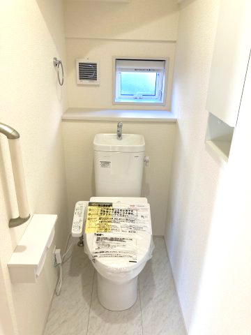 ブルーミングガーデン前橋市高花台2丁目　1号棟（平屋）　のトイレ|トイレです。清潔感のある白を基調としています。
温水洗浄・便座暖房機能の付いた快適なトイレです☆