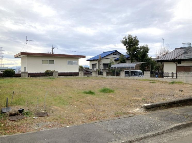 ブルーミングガーデン前橋市高花台2丁目　1号棟（平屋）　の前面道路含む現地写真|前面道路も広々していて開放的な立地です。