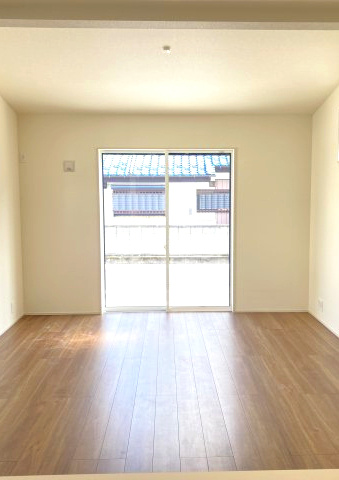 ブルーミングガーデン前橋市高花台2丁目　1号棟（平屋）　の居間・リビング|カウンターキッチンなのでお料理をしながら会話もできます。
夕食の支度をしながら、お子様の様子も見られて自然と会話も増えますよ♪