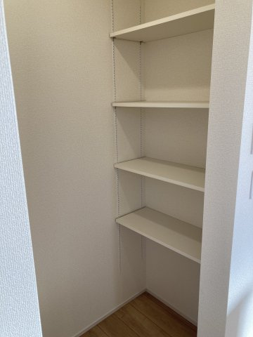 ブルーミングガーデン前橋市高花台2丁目　1号棟（平屋）　の収納|キッチンには２帖のパントリーがあります♪