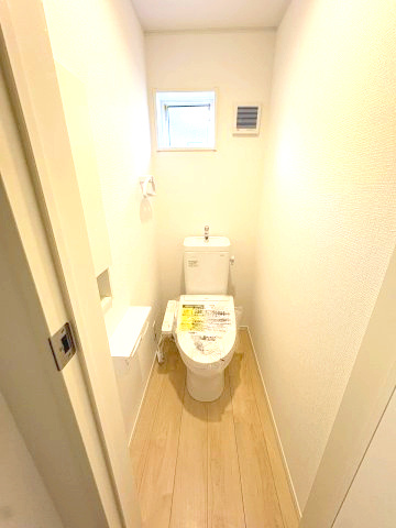 【内装】 | 春日市一の谷1丁目第8　3号棟（全4棟）【仲介手数料無料・0円】 | 施工例。1階のトイレです。施工例は完成時と異なる場合があります。