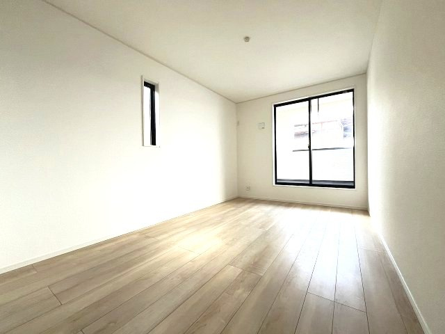 【寝室】 | 春日市一の谷1丁目第8　3号棟（全4棟）【仲介手数料無料・0円】 | 現地写真。2階主寝室です。