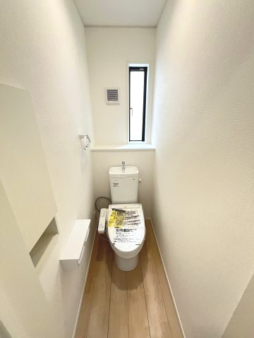 【トイレ】 | 春日市一の谷1丁目第8　3号棟（全4棟）【仲介手数料無料・0円】 | 現地写真。2階にもトイレです。