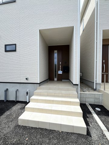 【玄関】 | 春日市一の谷1丁目第8　3号棟（全4棟）【仲介手数料無料・0円】 | 現地写真。