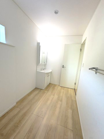 【洗面所】 | 春日市一の谷1丁目第8　3号棟（全4棟）【仲介手数料無料・0円】 | 施工例。施工例は完成時と異なる場合があります。