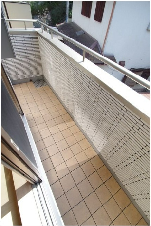 川崎市麻生区高石５丁目のアパートのバルコニー