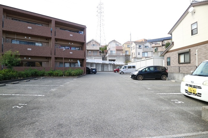 プラザハイツ二ツ屋F棟の駐車場