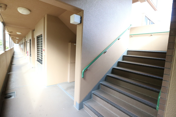 プラザハイツ二ツ屋F棟のロビー