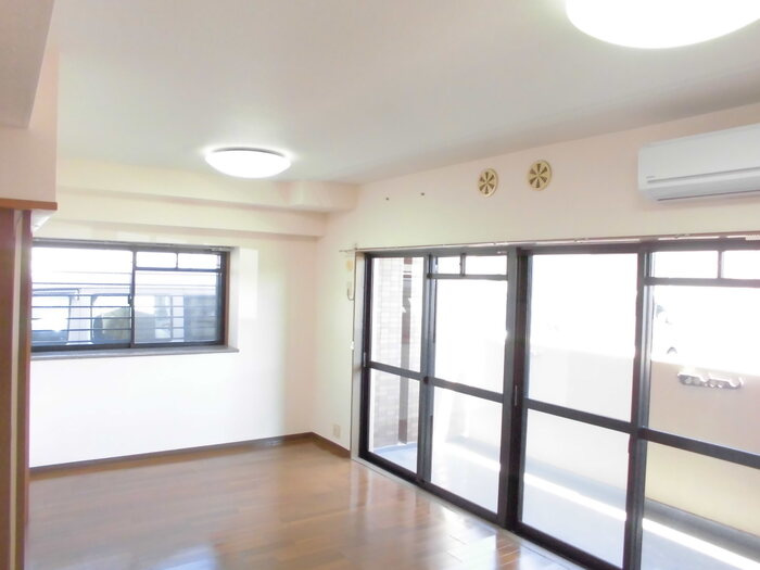 プラザハイツ二ツ屋F棟の居間・リビング