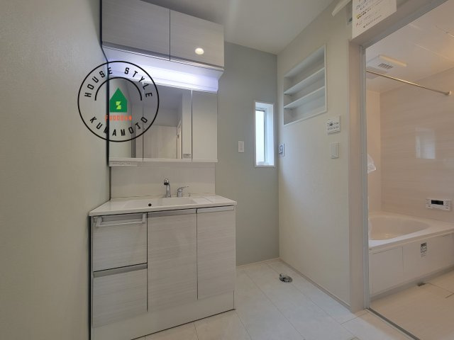 合志市豊岡第4-1棟(1号棟)の内観：施工例|ゆとりの洗面スペースで朝の身支度もスムーズに。暮らしを快適に変えるシャワー付洗面台です！