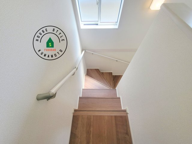 合志市豊岡第4-1棟(1号棟)の内観：施工例|＜手すり付階段＞手すりがないと階段の昇り降りで危険なことはもちろん、壁に手をつきながら歩くことで壁紙が汚れやすくなります。すべての方に快適に昇り降りしていただくため、手すりを設置しました。