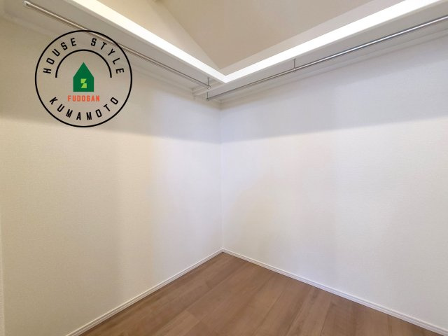 合志市豊岡第4-1棟(1号棟)の内観：施工例|洋服や大きな荷物が多い方や人数の多いご家族などは、一般的なクローゼットよりもウォークインクローゼットのほうが使い勝手が良いです。