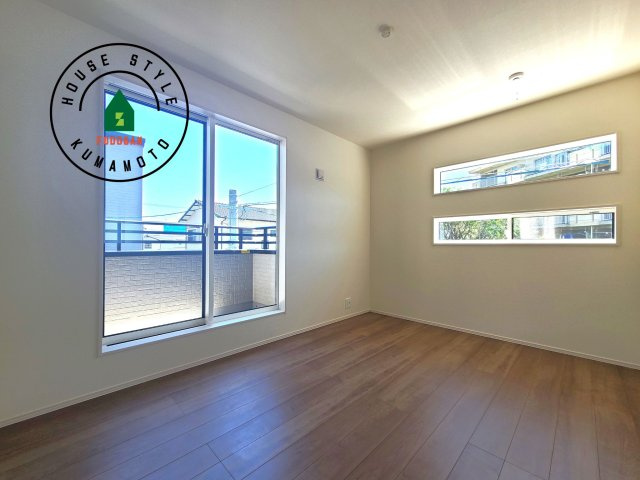 合志市豊岡第4-1棟(1号棟)の内観：施工例|採光良好な洋室は全居室、複層ガラスの遮熱効果と断熱効果で、一年中快適に過ごせます。