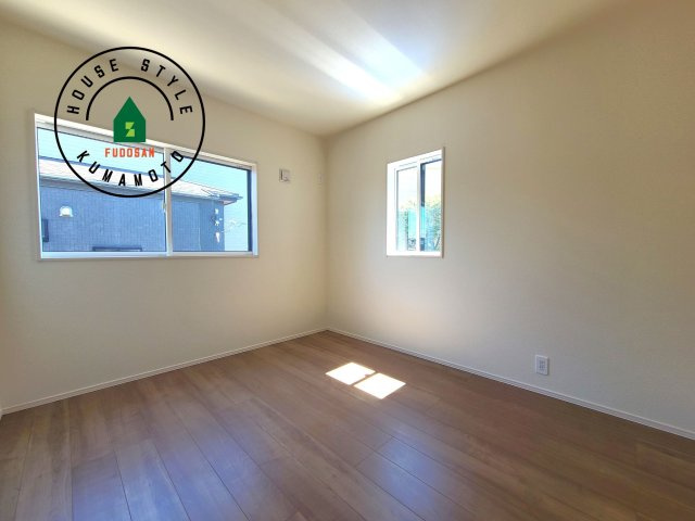 合志市豊岡第4-1棟(1号棟)の内観：施工例|穏やかな光が差し込む室内には、穏やかな時間が流れます。