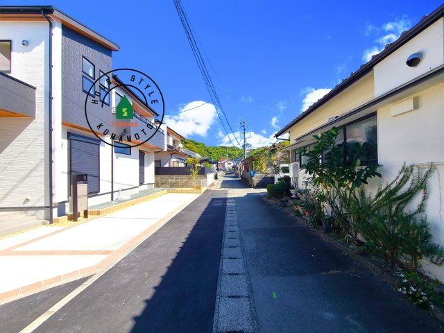 合志市豊岡第4-1棟(1号棟)の前面道路含む現地写真|前面道路は閑静な住宅地をはしる車通りの少ない道路。お車の出し入れが苦手なママや小さなお子様にも安心ですね。しっかり舗装もされているので、ベビーカーや自転車で通っても快適に通行できます。