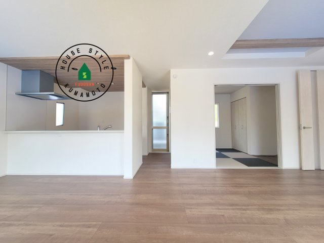 合志市豊岡第4-1棟(1号棟)の内観：施工例|キッチンからリビングをしっかり確認できます。家族の笑顔があふれる空間になりそうですね。