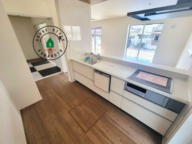 合志市豊岡第4-1棟(1号棟)の内観：施工例|明るいキッチン作業スペースを多くとりました。ご夫婦でキッチンに立っても調理がしやすい広さです。食器類もすっきりと片付く収納は魅力的です。