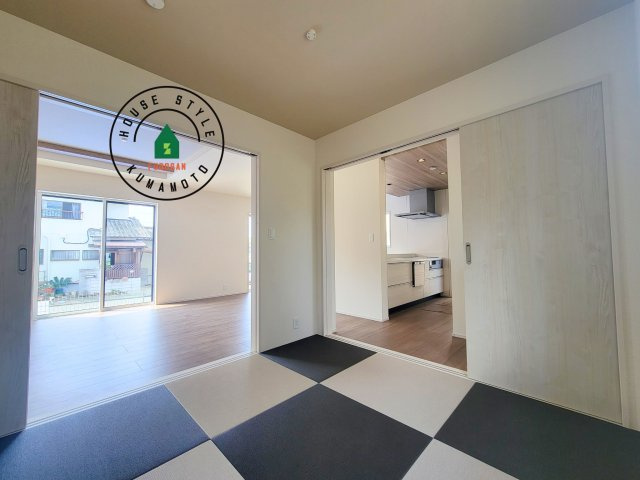 合志市豊岡第4-1棟(1号棟)の内観：施工例|和室を上手に活用すると暮らし方の幅が広がります。例えば普段は開け放して、子供の小さいうちはお昼寝や遊びのスペースに。畳はソフトなので転んでもケガをしにくく安心です。