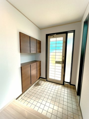 小山市中久喜5丁目の玄関|収納力のあるシューズボックス付き。玄関まわりをすっきり保ちながら、ご家族みんなの靴を整理できます。