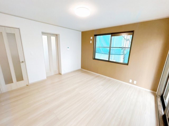 小山市中久喜5丁目の洋室|1階南側洋室約6.6帖。寝室や趣味のお部屋など、ライフスタイルに合わせて使いやすい居室です。