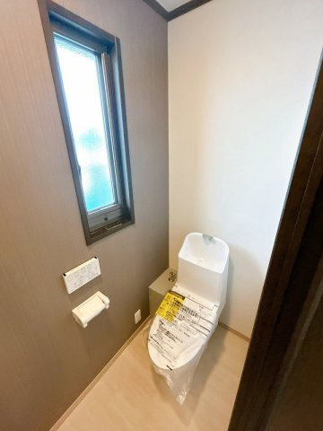 小山市中久喜5丁目のトイレ|2階にもトイレがあるので、朝の混み合う時間帯もスムーズ。階段の上り下りを減らせるのも嬉しいポイントです。