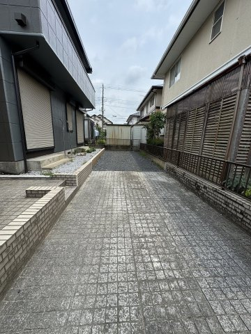 小山市中久喜5丁目の駐車場|駐車スペースにゆとりがあり、お車の出し入れもスムーズ。来客時や自転車置場としても活用できます。