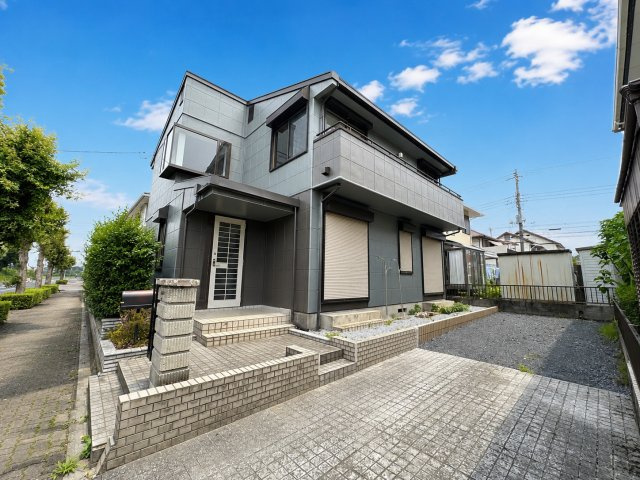 小山市中久喜5丁目の外観|ブラックを基調とした落ち着きのある外観が印象的。住まいの第一印象にもこだわりたい方におすすめの一邸です。