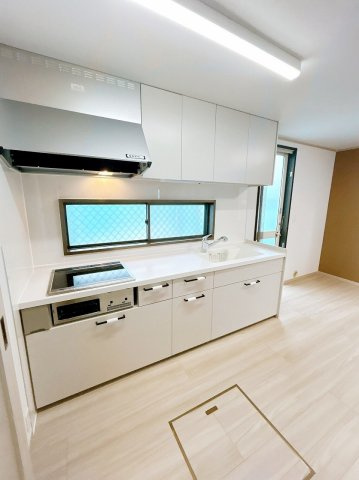 小山市中久喜5丁目のキッチン|新品交換済みのシステムキッチンを採用。収納も充実しており、毎日のお料理や片付けもスムーズに進みます。