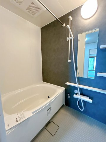 小山市中久喜5丁目の浴室|新品交換済みの浴室で、一日の疲れをゆっくりリフレッシュ。落ち着いたアクセントパネルが心地よい空間を演出します。