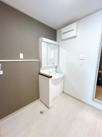 小山市中久喜5丁目の独立洗面台|洗面化粧台も新品交換済み。ゆとりある洗面室なので、朝の身支度や洗濯も快適にこなせます。