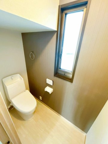 小山市中久喜5丁目のトイレ|1階トイレは新品交換済み。窓付きなので空気の入れ替えもしやすく、毎日気持ちよく使えます。