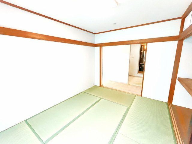 小山市中久喜5丁目の和室|1階和室約6帖。お子さまのお昼寝スペースや来客用のお部屋など、暮らしに合わせて幅広く活用できます。