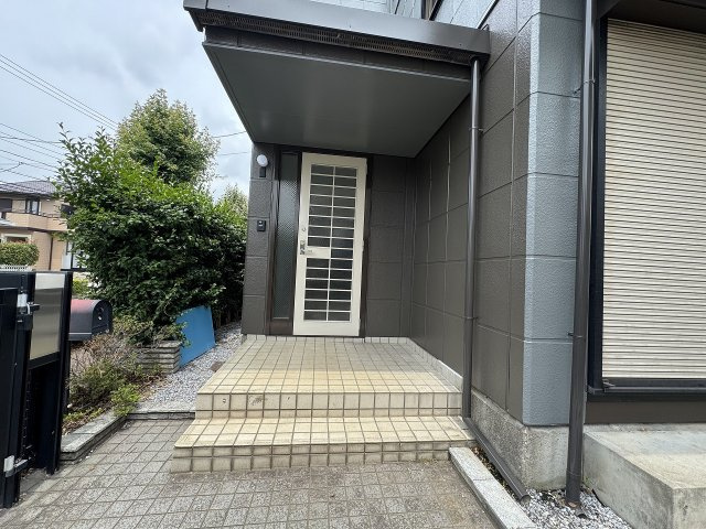 小山市中久喜5丁目の玄関|屋根付きの玄関なので、雨の日でも落ち着いて鍵の開け閉めができます。毎日の出入りを快適にサポートします。