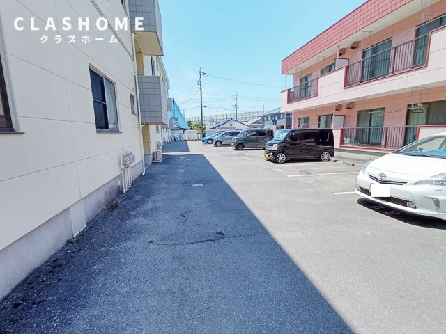 ダイアローグ B棟の駐車場