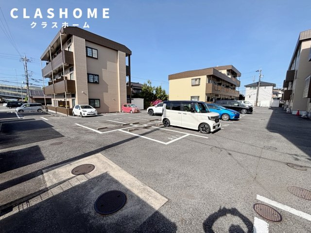 ダイアローグ B棟の駐車場