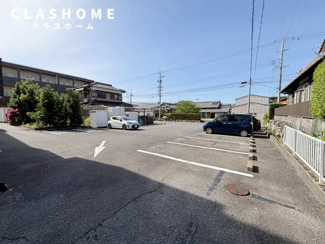 ダイアローグ B棟の駐車場