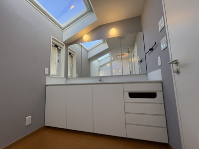 【独立洗面台】 | 世田谷区成城２丁目戸建 | 窓あり