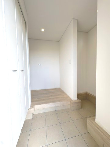 【玄関】 | 春日市一の谷1丁目第8　1号棟（全4棟）【仲介手数料無料・0円】 | 施工例。施工例は完成時と異なる場合があります。