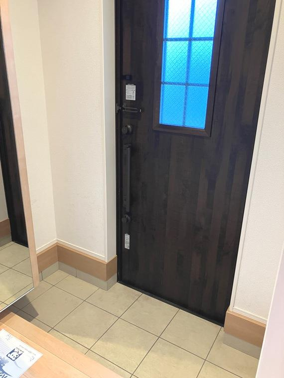 東町戸建の玄関