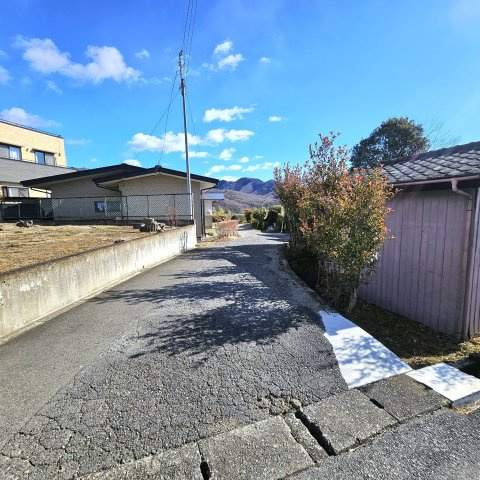 桐生市川内町3丁目698-3の前面道路含む現地写真