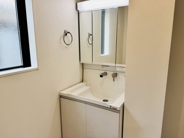 八王子市　石川町　新築一戸建て　７期の独立洗面台|～３面鏡付きの独立洗面台　細々している物をスッキリ収納出来ます～