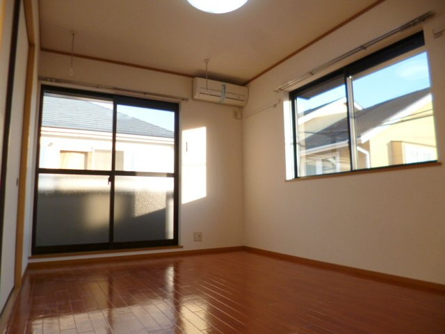 カーザイケガミの居間・リビング|※同建物別号室参考写真