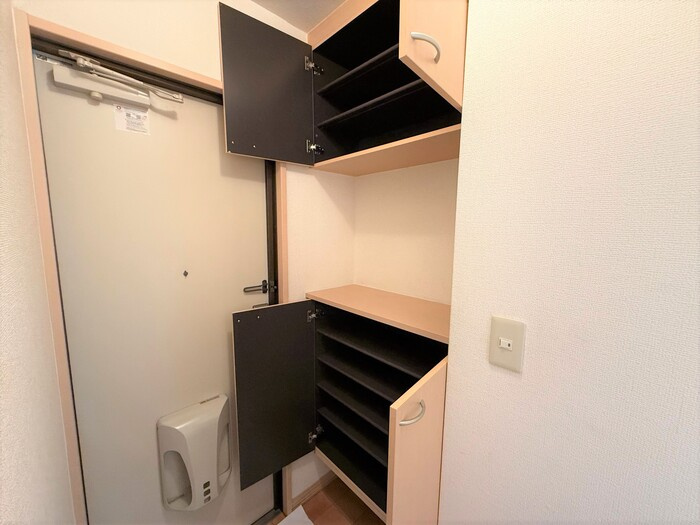 ボヌール里の収納|玄関専用の収納スペースです