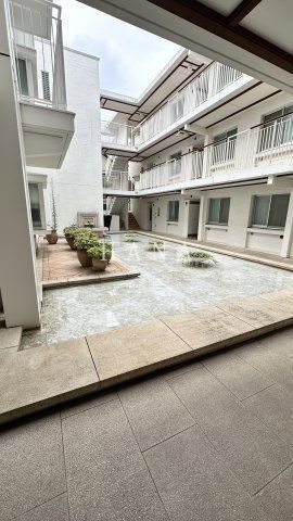 ＬＡＮＡＩ　ＧＲＡＣＥ　ＫＵＮＩＴＡＣＨＩ のロビー