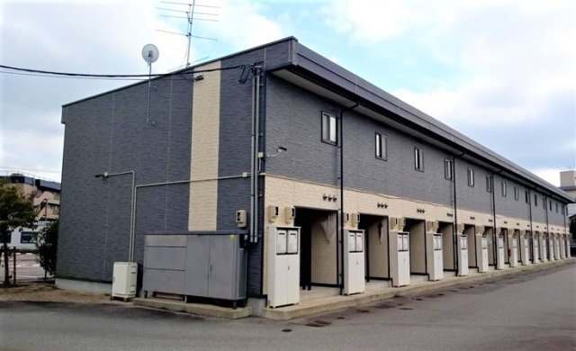 レオパレス新富山Ｂの外観