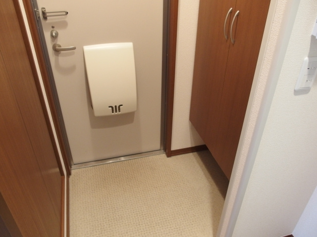 リバーハイツさらさの玄関